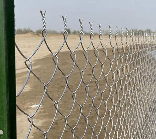 chain link guardrail fence